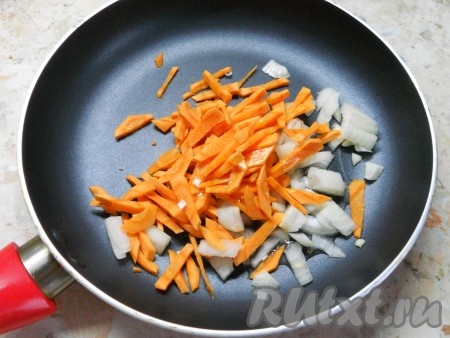 Лук нарезать небольшими кусочками, морковь - брусочками, выложить в сковороду. Влить растительное масло.
