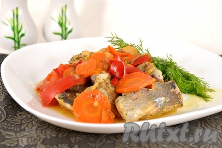 Рыба, тушеная с овощами на сковороде