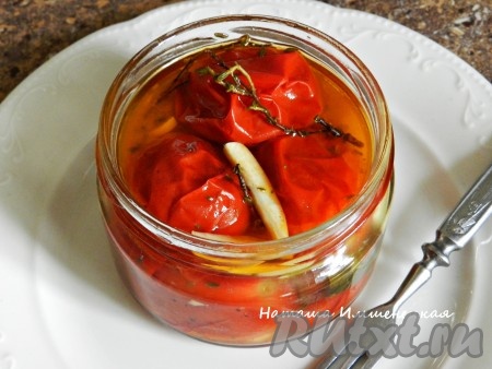 Жареные помидоры, приготовленные по этому рецепту, получаются вкусными и очень ароматными. Уже примерно через неделю, не дожидаясь холодных зимних дней, можно открывать баночки и использовать помидоры по назначению. 
