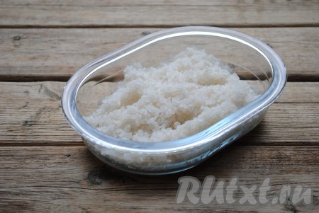 Рис хорошо промыть в нескольких водах (3-4 раза). Пожалуй, это самый главный этап. Т.к. именно во время промывания риса из него вымывается крахмал, который и способствует его склеиванию. Так что не ленимся и промываем рис обязательно несколько раз.
