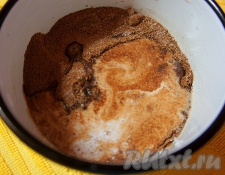Сварим "шоколад" для чизкейка. Смешать 2 столовые ложки какао с молоком, добавить сахарный песок. Варить до закипания при постоянном помешивании.
