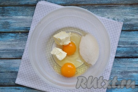 Пока опара созревает, соединить в отдельной миске 2 куриных яйца, мягкое сливочное масло и оставшийся сахар.
