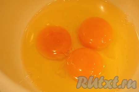 Выбить яйца в миску.