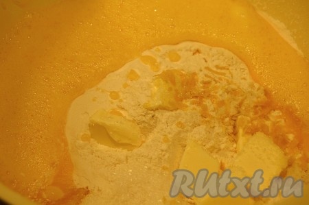 Муку просеять в миску, добавить взбитые вилкой яйца, сахар, соль, масло сливочное и лимонную цедру.
