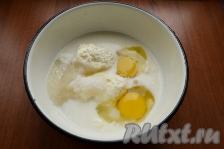 Сюда же добавить сырые яйца, соль и оставшийся сахар.
