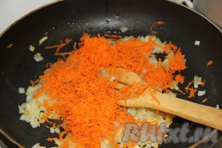Когда лук приобретет золотистый цвет, добавляем натертую на мелкой терке морковь. 