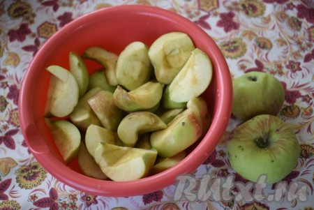 Яблоки очистить от сердцевины и нарезать на дольки.
