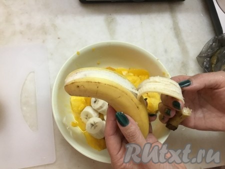Очистить бананы, нарезать и добавить к кусочкам манго.