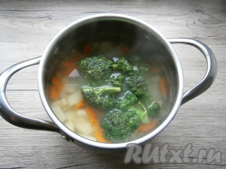 Когда овощи в кастрюле будут готовы, добавить к ним брокколи, варить далее суп 10 минут на небольшом огне.