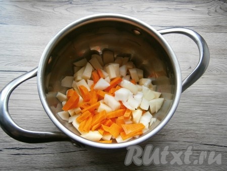 Морковь, лук и картофель очистить. Картошку нарезать кубиками, морковь и лук - кусочками. Поместить нарезанные овощи в кастрюлю, влить воду и поставить на огонь, довести до кипения и уменьшить огонь. Варить овощи, посолив воду, 30 минут с момента закипания.