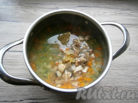 В суп добавить обжаренные шампиньоны, специи и лавровый лист.