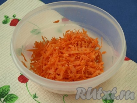 Сырую морковь очистить и натереть на тёрке. Затем морковь нужно отжать от сока, чтобы впоследствии пирог хорошо пропёкся. Также следует снять цедру с апельсина, она добавит аромат и цитрусовый вкус.
