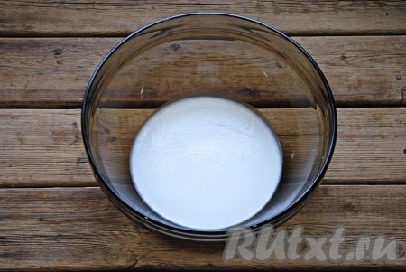 Молочную сыворотку комнатной температуры налить в миску. Добавить соду, перемешать, чтобы произошла реакция (сыворотка вспенится и побелеет). 