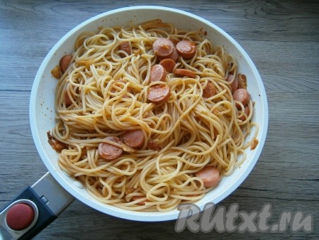 Отваренные спагетти выложить в соус с сосисками, перемешать.