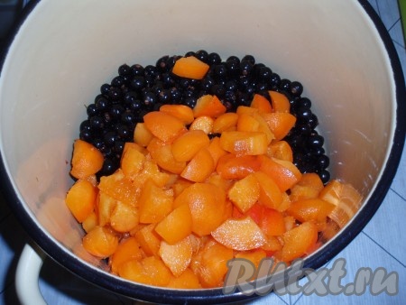 Смородину и абрикосы поместить в кастрюлю, в которой будем варить конфитюр.
