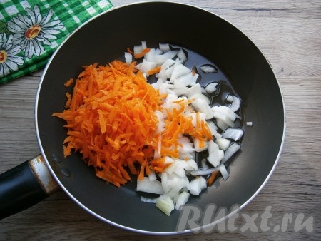 Морковь натереть на крупной терке, лук нарезать, выложить их в сковороду, влить растительное масло.

