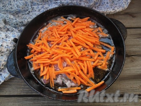 Обжаренное мясо уберите со сковороды. Добавьте в сковороду 100 мл растительного масла, выложите морковку с луком и обжарьте на среднем огне до золотистого цвета, иногда помешивая.
