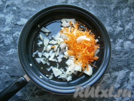 Вторую луковицу нарезать, морковь натереть на крупной терке. Выложить овощи на сковороду, влить подсолнечное масло.
