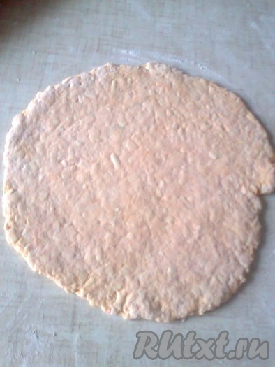 На столе, припылённом мукой, раскатать тесто в круг толщиной 3-4 мм.
