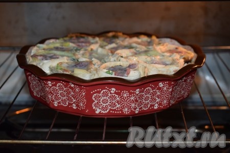 Подготовленный пирог отправляем в холодную духовку, чтобы керамическая форма не лопнула.

