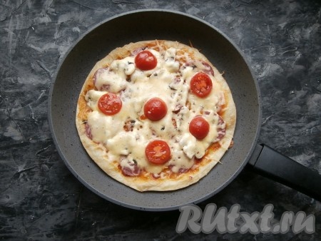 Сковороду снова поставить на огонь, сделать его минимальным, накрыть крышкой. Готовить пиццу из слоёного теста около 5-6 минут (до расплавления сыра).

