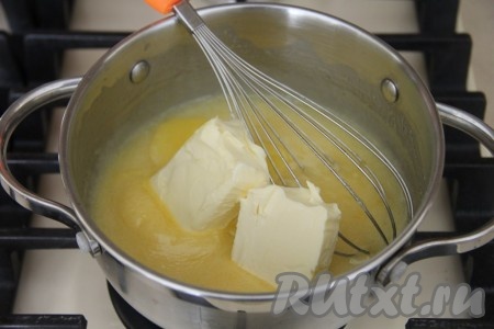 По прошествии 30 минут в кастрюлю с цедрой и сахаром добавить яичный желток, яйцо и лимонный сок, перемешать и всыпать крахмал, очень хорошо перемешать (до однородности). Кастрюлю с лимонно-яичной смесью поставить на средний огонь, постоянно помешивая, дождаться закипания, а после этого варить, не прекращая помешивать, на небольшом огне до загустения смеси (примерно, 3 минуты). Затем снять кастрюлю с огня и добавить в неё мягкое сливочное масло (для того чтобы масло размягчилось, достаньте его заранее и дайте ему полежать при комнатной температуре).
