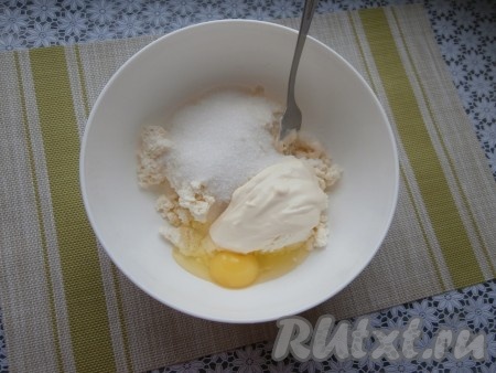 Для приготовления начинки к творогу добавить яйцо, сметану, сахар и ванилин.