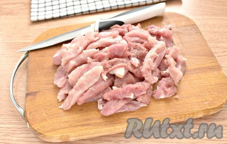 Отбитые кусочки мяса нарезаем на брусочки.