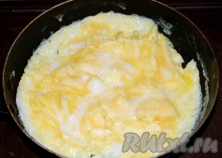 Приготовим омлет. Для этого разболтаем вместе яйца и выпустим их на сковородку. Жарим омлет на сливочном масле.