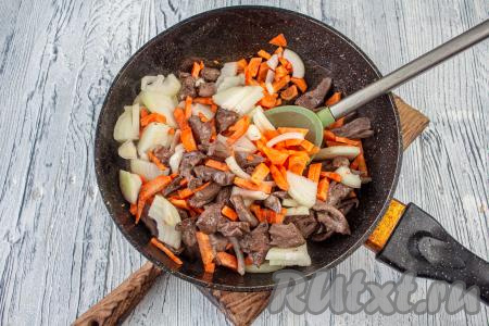 Добавьте морковку с луком к сердечкам в сковороду и готовьте вместе 6-7 минут (до мягкости овощей), иногда помешивая, на среднем огне.