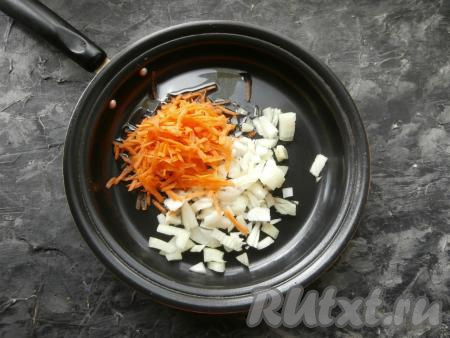 Очистить морковку, зубчик чеснока и лук. В сковороду влить растительное масло, выложить морковь, натёртую на крупной тёрке, и нарезанный мелко лук.