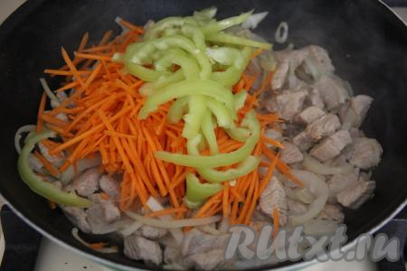Натереть морковку на тёрке для корейской моркови (или на крупной тёрке). Перец нарезать длинными полосками. В сковороду с луком и индейкой выложить морковь и перец, перемешать.
