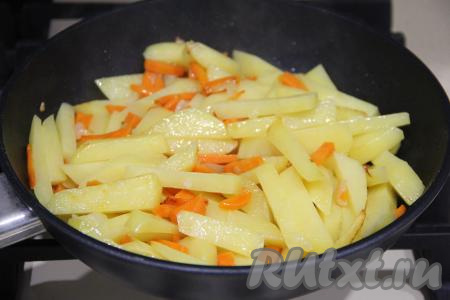 Обжаривать картошку с овощами на среднем огне, иногда перемешивая, минут 10.
