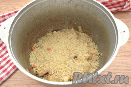 Рис промываем водой, даём лишней воде стечь (у меня был пропаренный рис, его можно не промывать водой). Кусочки курицы, овощи и изюм засыпаем рисом.