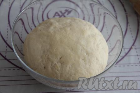 По прошествии часа дрожжевое тесто для лепёшек округлится, увеличившись в размере в несколько раз.
