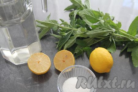 Подготовить продукты для приготовления лимонада с мятой и лимоном в домашних условиях. Лимоны и мяту хорошо вымыть.