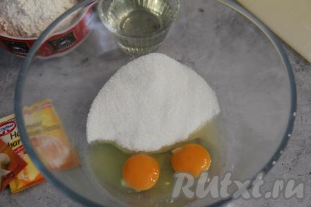 В объёмной миске, удобной для взбивания, соединить яйца и сахар.