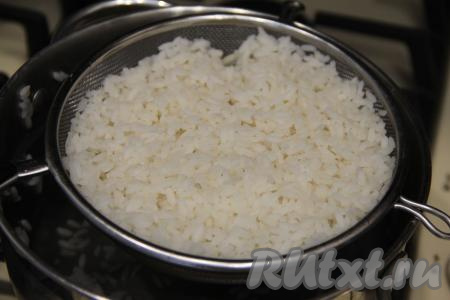 Готовый рис откинуть на сито и дать стечь воде.