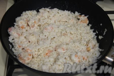 Перемешать, прогреть рис с креветками в сливочном соусе на небольшом огне 2-3 минуты, время от времени перемешивая, и блюдо готово.
