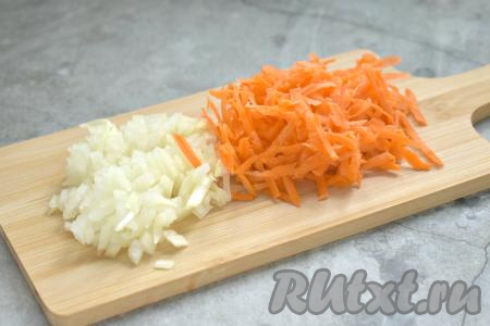 Пока картошка варится, займёмся обжариванием овощей и колбасы. Для этого очищаем лук и морковь. Нарезаем лук на маленькие кусочки, натираем морковь на крупной тёрке.