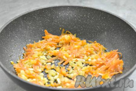 Разогреваем на сковороде растительное масло, выкладываем морковку с луком и на среднем огне обжариваем их 5-6 минут (до мягкости овощей), иногда помешивая.