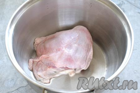 Вымытые части курицы кладём в кастрюлю, в которой будем варить суп, заливаем 1,5-2 литрами воды, ставим на огонь. После закипания, убрав с поверхности образовавшуюся пену, убавляем огонь и варим курицу до готовности (я варила 40 минут).
