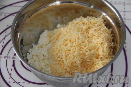 Для получения начинки для чебуреков нужно в отдельной миске соединить творог и натёртый на мелкой терке сыр, перемешать. Начинка готова.