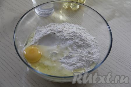 Прежде всего замесим тесто для чебуреков, для этого в достаточно глубокую миску нужно просеять муку, добавить соль и яйцо.