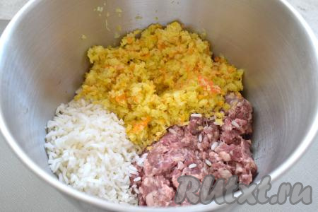 Мясо (у меня - свинина) моем, пропускаем через мясорубку, получившийся фарш перекладываем в объёмную миску. В эту же миску выкладываем рис, отваренный до полуготовности, и обжаренные капусту, морковь и лук.