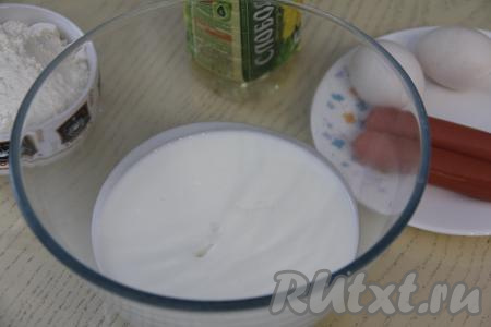 Кефир влить в миску, добавить соду, тщательно перемешать венчиком и оставить минут на 5, чтобы сода полностью погасилась. 