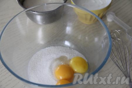 Теперь можно приступать к замешиванию теста. В отдельной объёмной миске нужно соединить яичные желтки и оставшийся сахар.