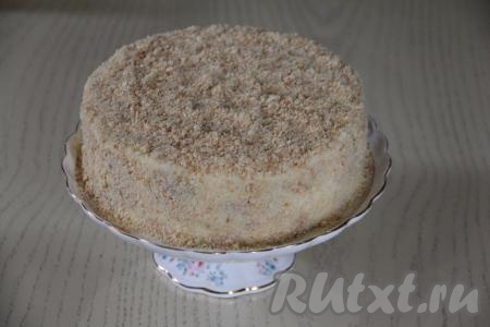 Верх и бока торта "Напалеон", приготовленного без выпечки, обсыпать измельчённым печеньем "Ушки".
