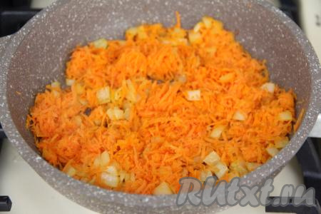 Обжарить овощи 4-5 минут (до мягкости моркови), периодически помешивая, затем убрать с огня.