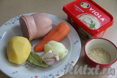 Подготовить продукты. Картошку, морковь, лук и чеснок очистить. Варёную колбасу можно взять любую, главное, чтобы она была качественной, от проверенного производителя. Промыть рис водой.